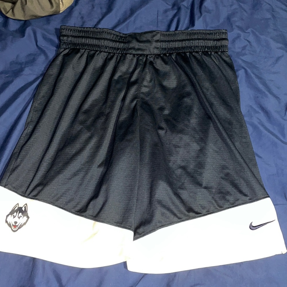 medium Nike Connecticut college basketball shorts